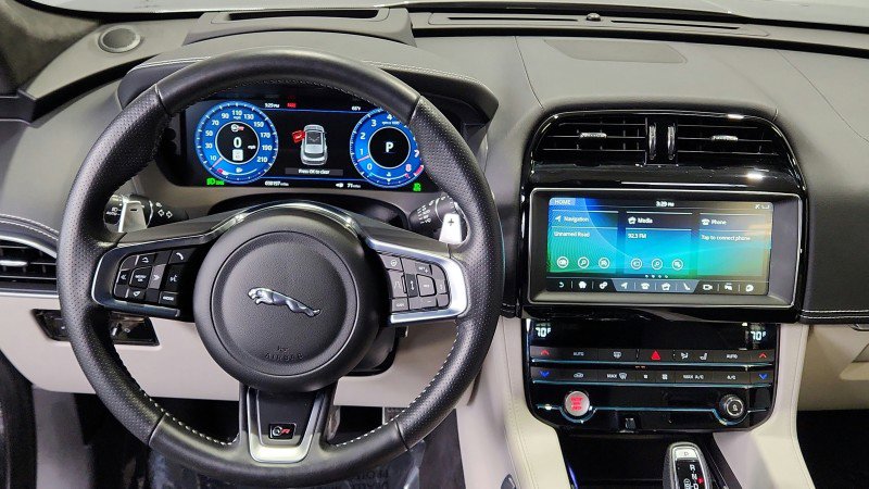 Used 2020 Jaguar F-PACE SVR image 16