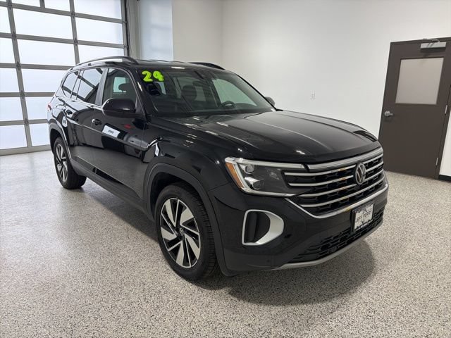 Used 2024 Volkswagen Atlas SE AWD/4WD image 2