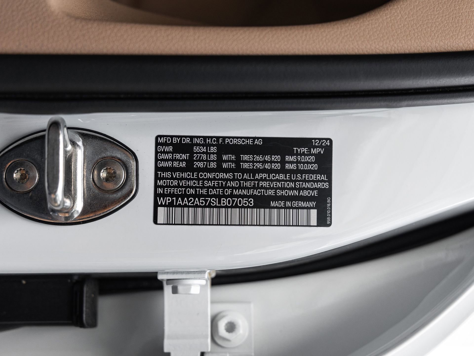 Certified 2025 Porsche Macan AWD/4WD image 41