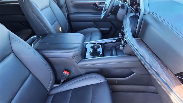 Used 2025 Chevrolet Suburban LT image 27