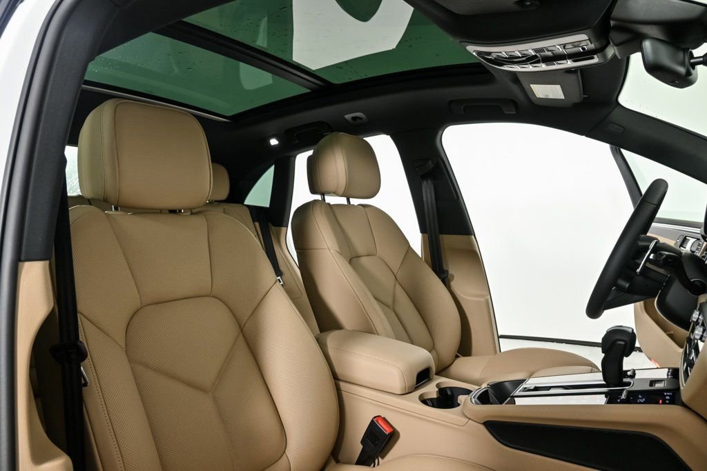 Certified 2025 Porsche Macan image 23