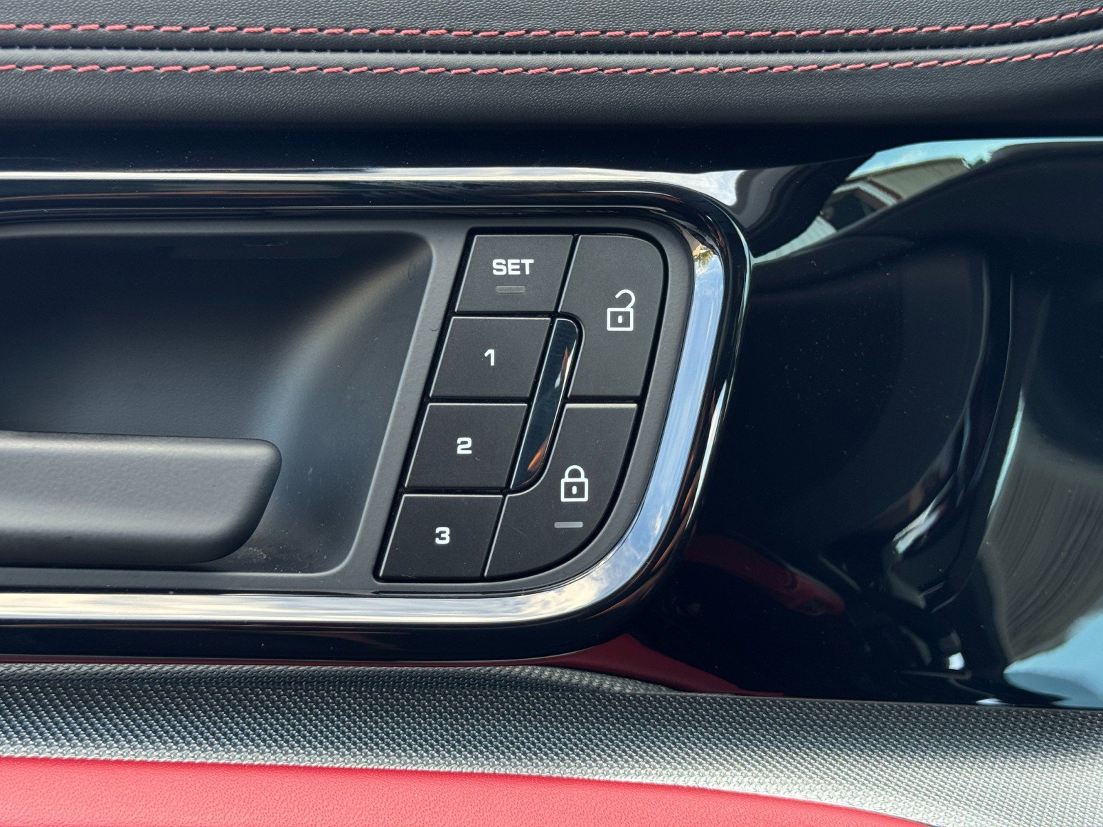 Used 2025 Porsche Panamera 4 w/ Premium Package image 18