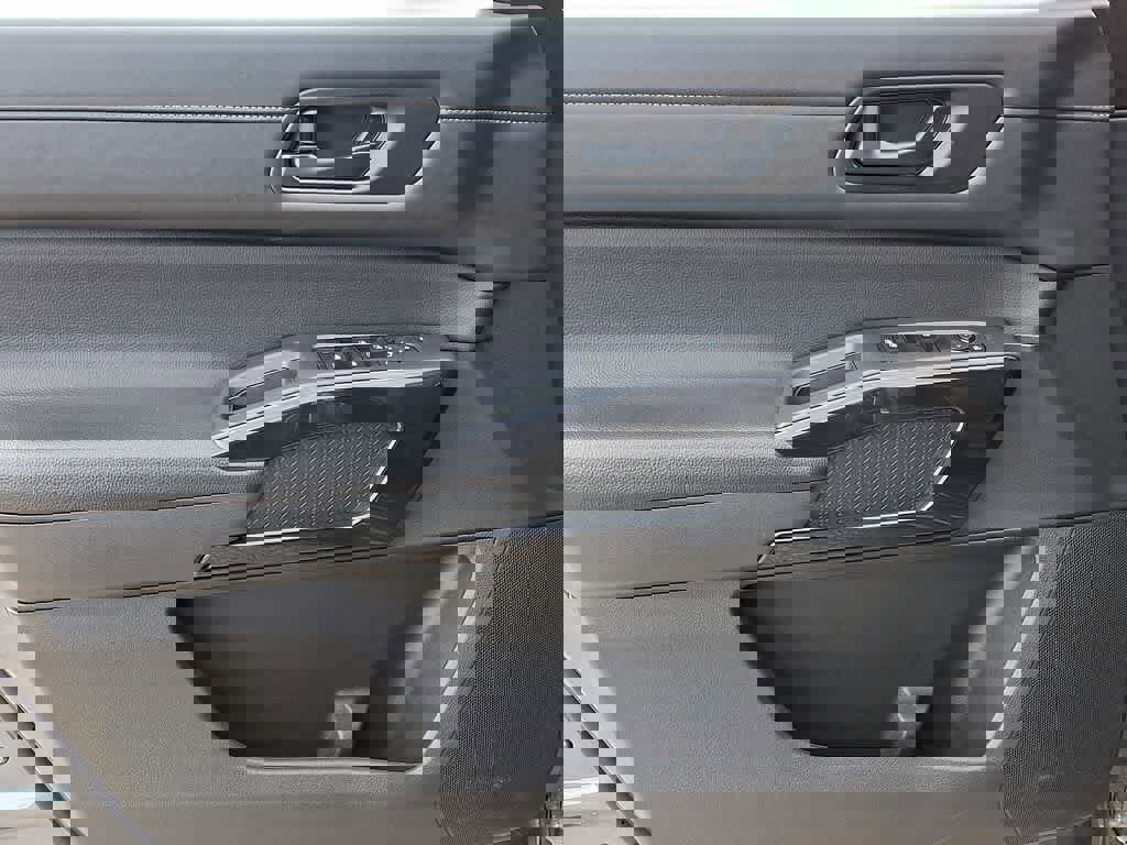 Used 2025 Nissan Pathfinder SV image 13