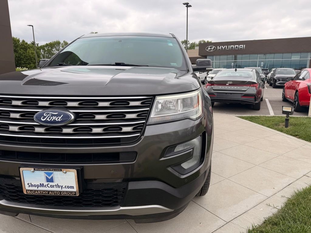 Used 2016 Ford Explorer XLT w/ Equipment Group 202A AWD/4WD image 9