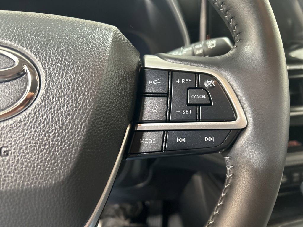 Used 2025 Toyota Highlander Platinum AWD/4WD image 25