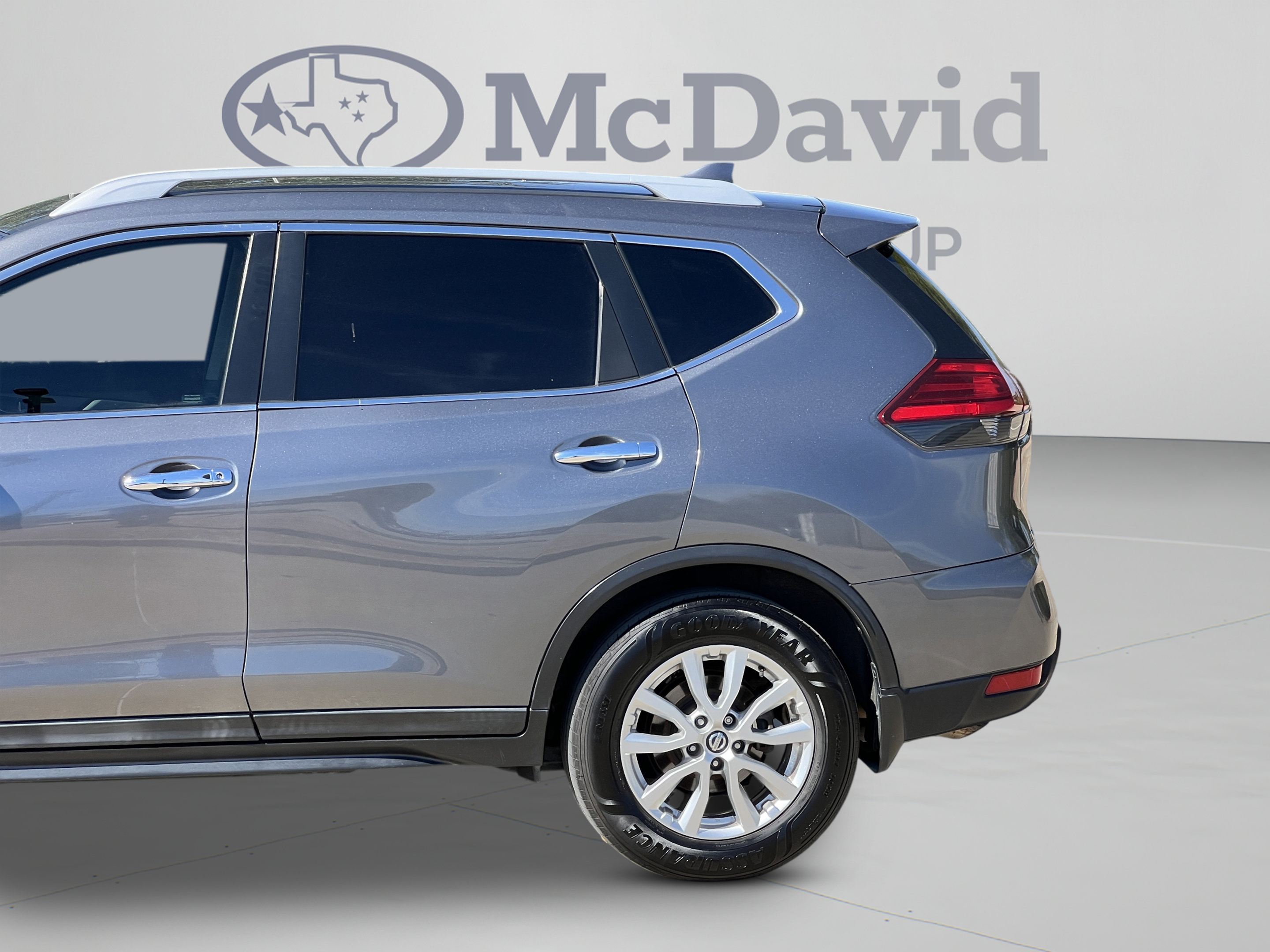 Used 2017 Nissan Rogue SV w/ Sun & Sound Touring Package FWD image 11