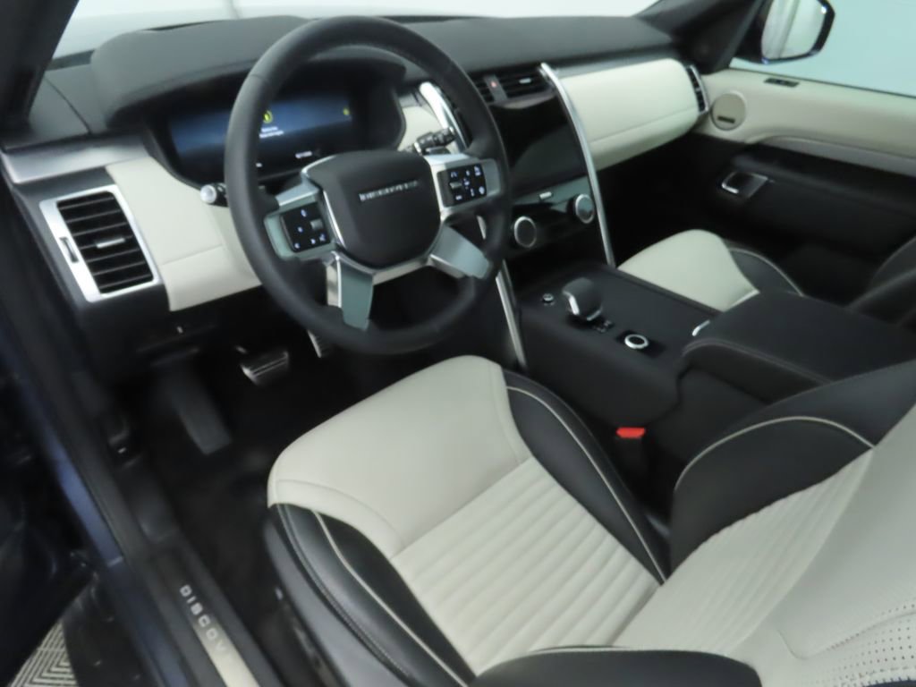 Used 2024 Land Rover Discovery Dynamic SE image 9