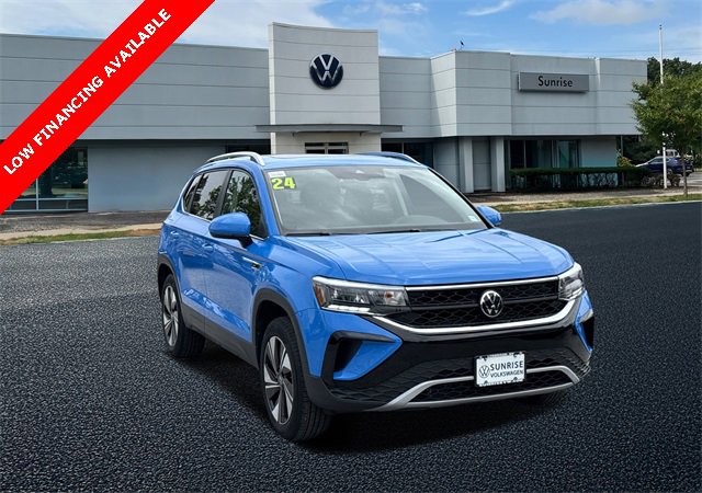 Used 2024 Volkswagen Taos SE w/ Panoramic Sunroof Package