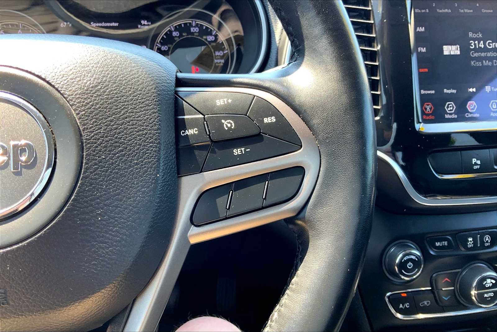 Used 2020 Jeep Cherokee Limited AWD/4WD image 24