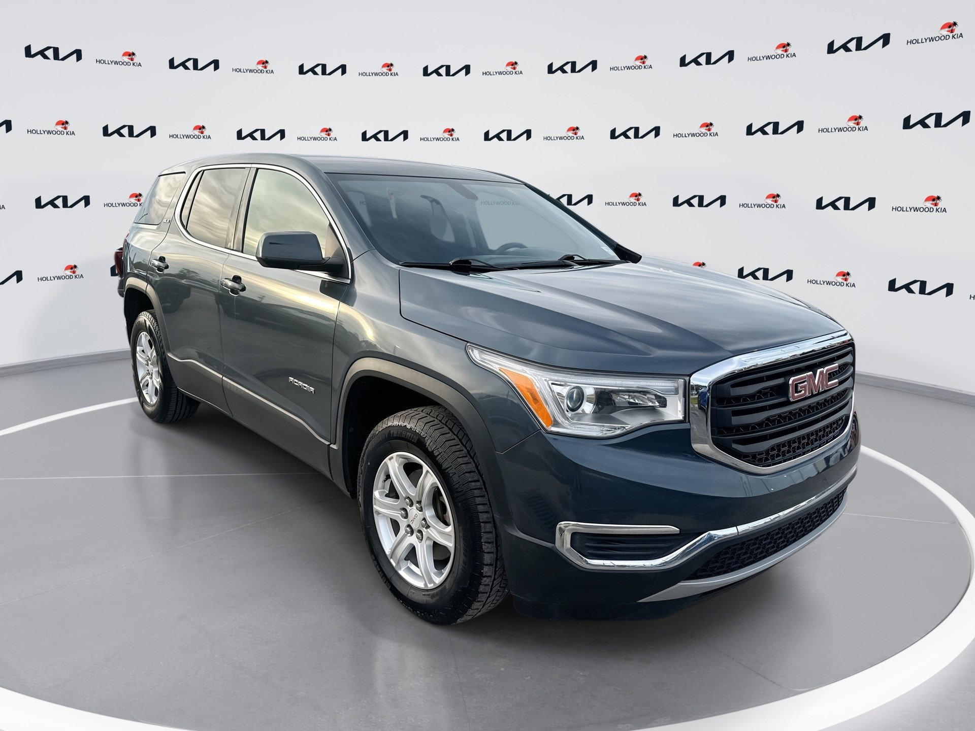 Used 2019 GMC Acadia SLE FWD image 1
