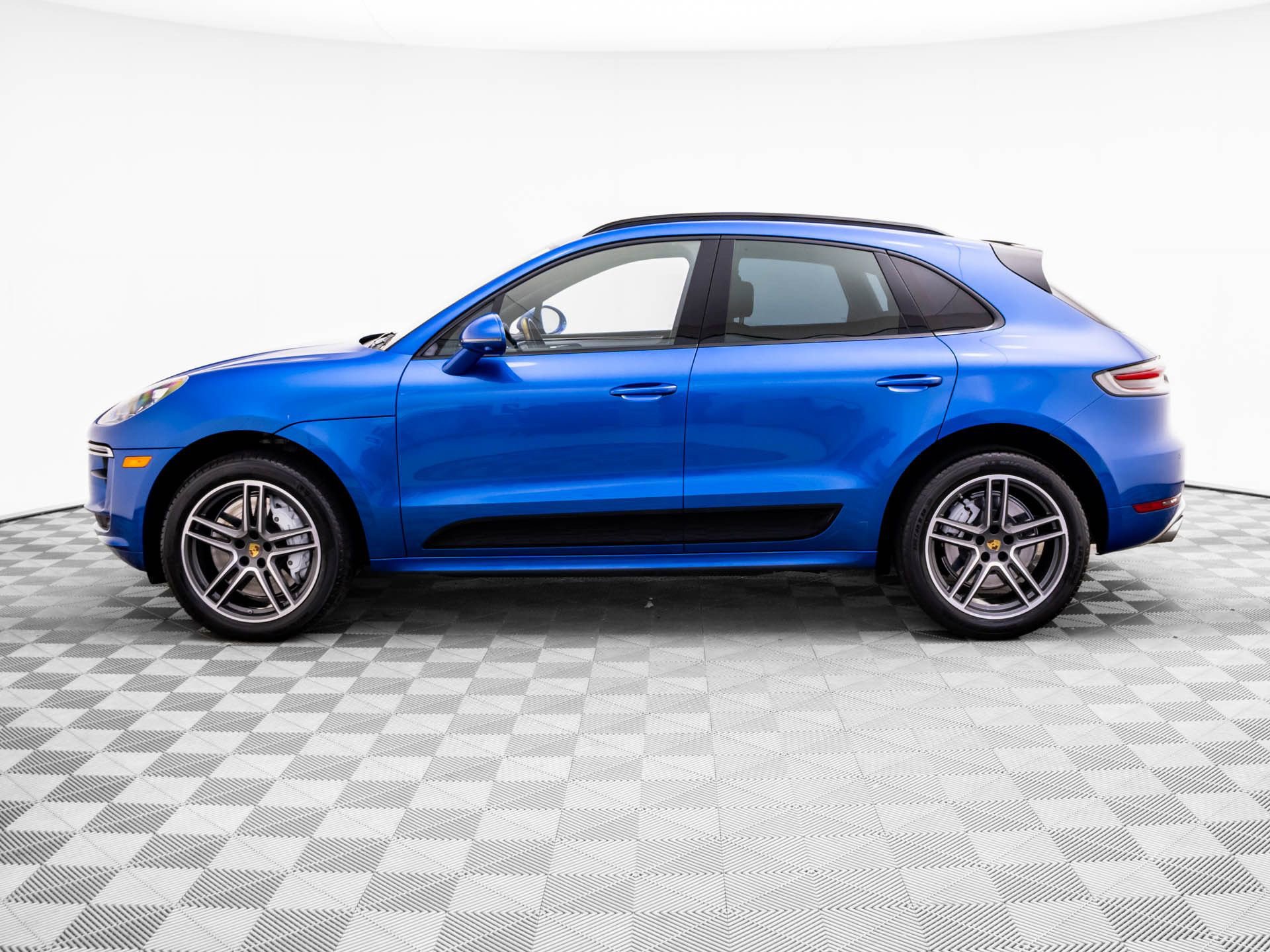 Certified 2021 Porsche Macan Turbo image 2