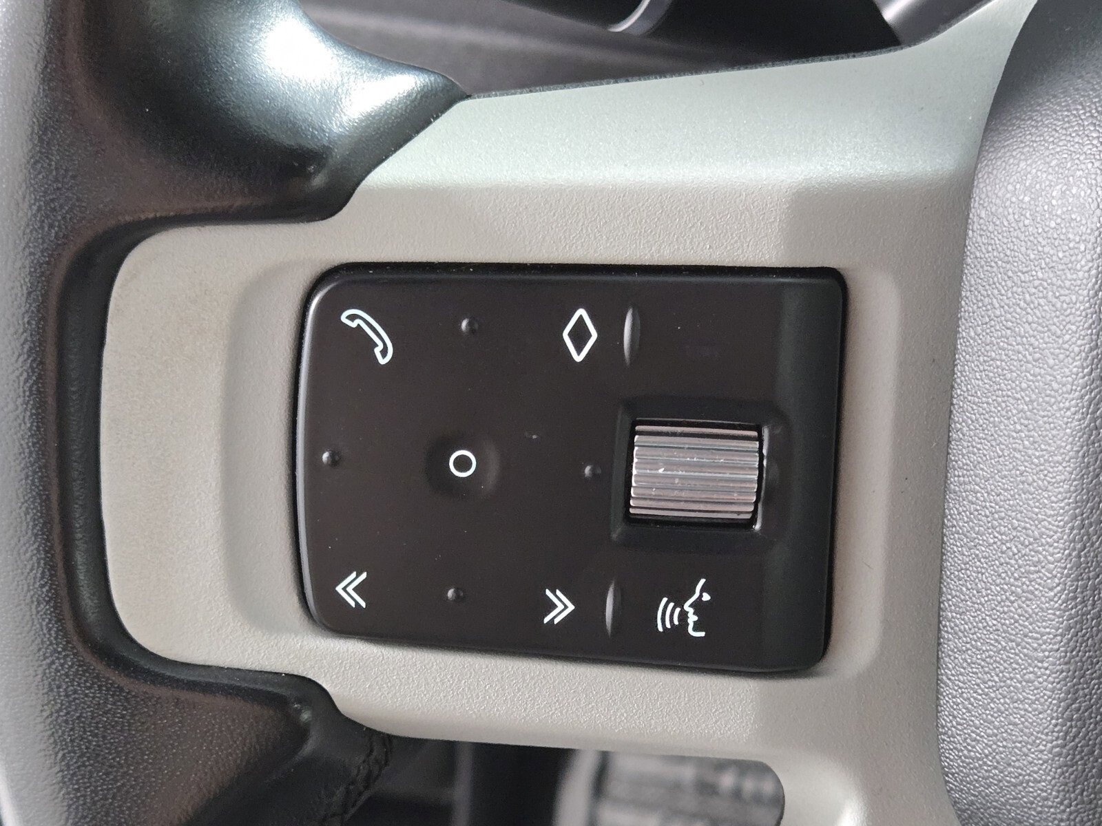 Used 2023 Land Rover Defender 110 SE image 25