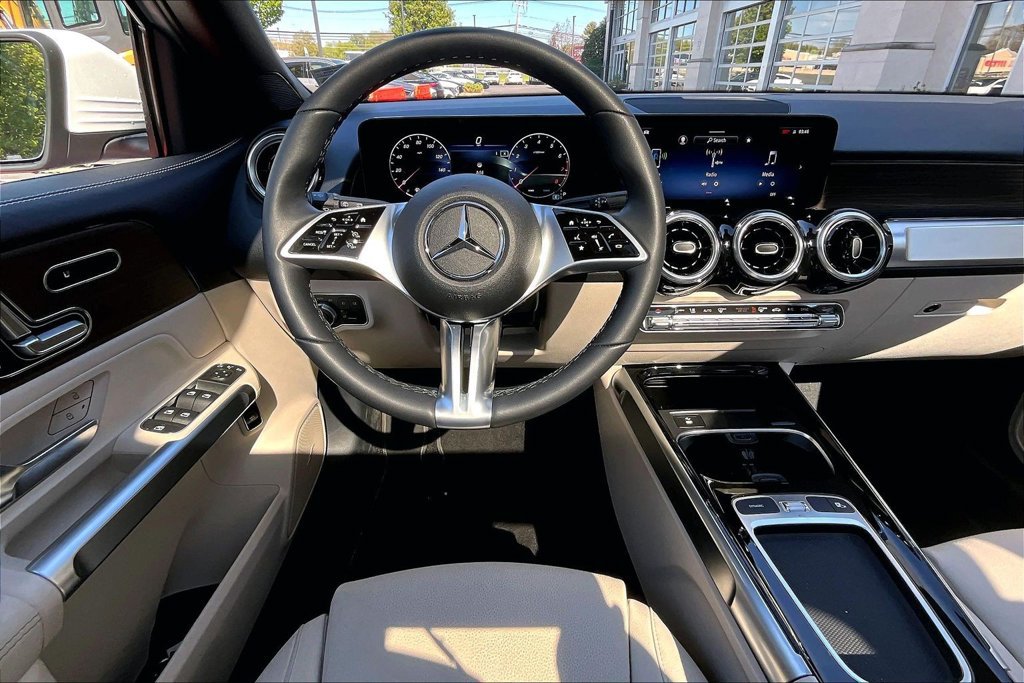 Used 2026 Mercedes-Benz GLB 250 4MATIC image 5