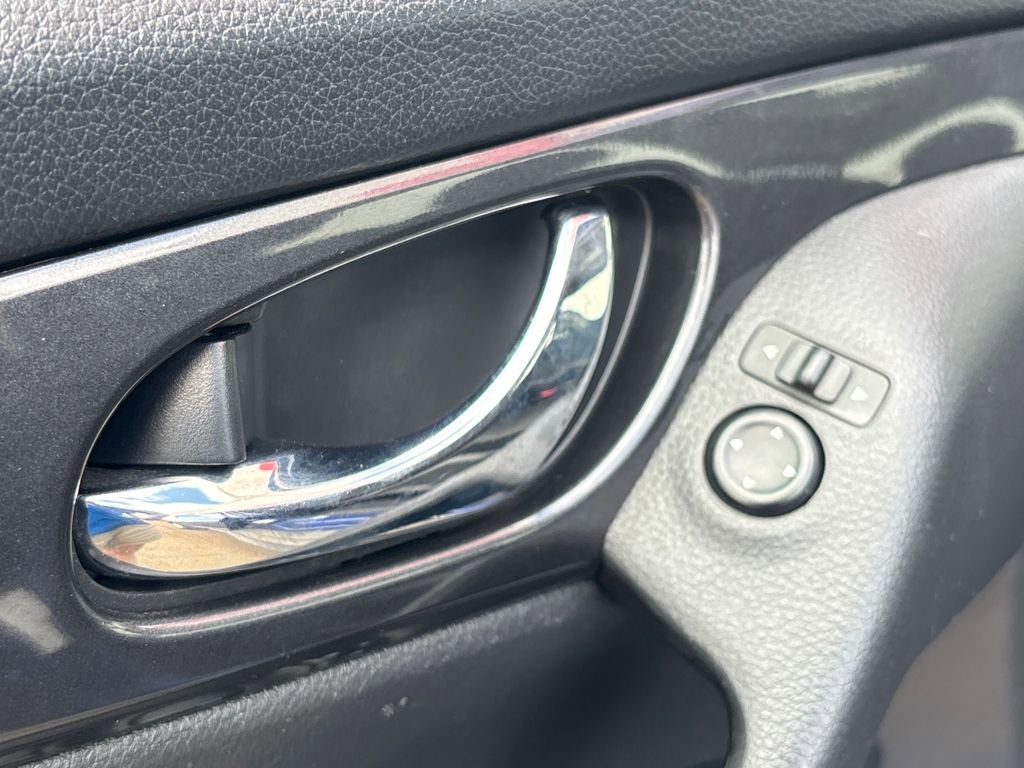 Used 2017 Nissan Rogue S image 8