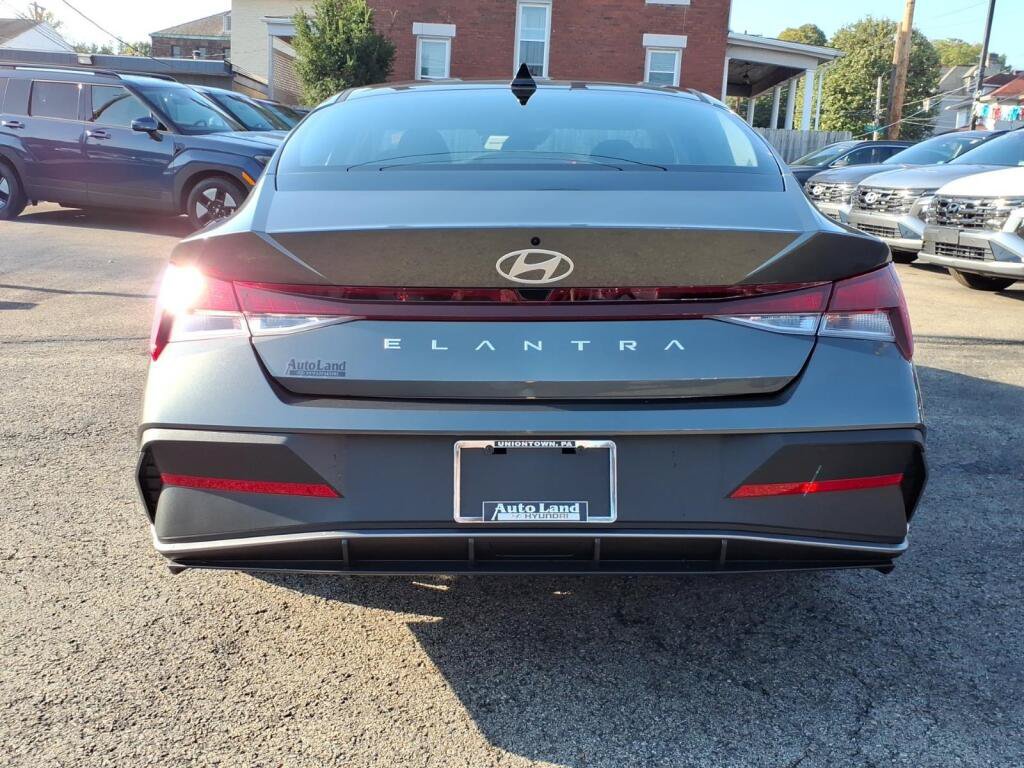 New 2026 Hyundai Elantra SE FWD image 3