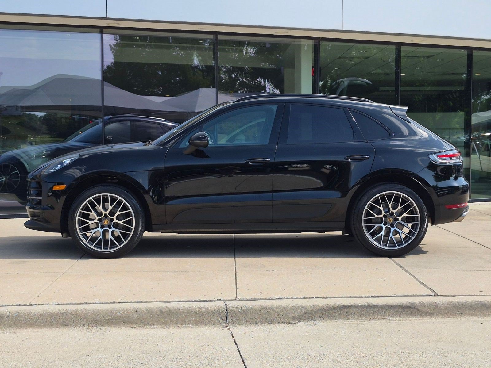 Certified 2021 Porsche Macan S AWD/4WD image 2