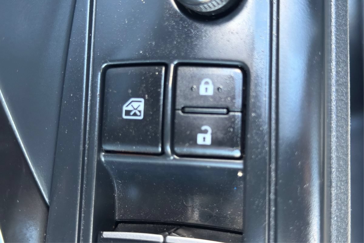 Used 2018 Toyota C-HR XLE FWD image 33