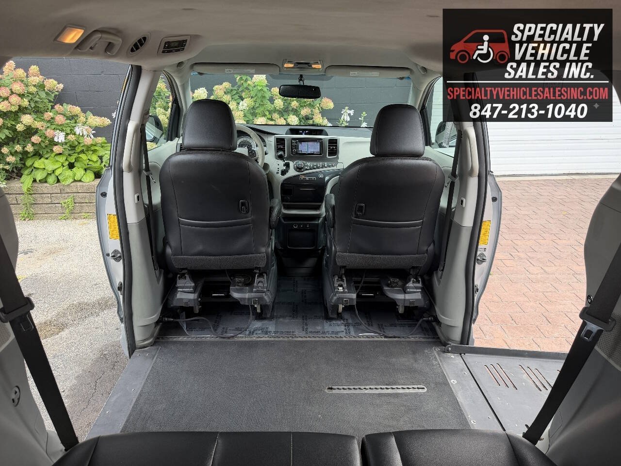 Used 2014 Toyota Sienna SE FWD image 23