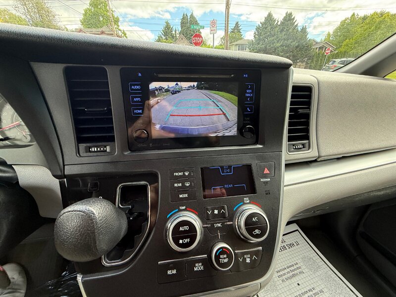 Used 2016 Toyota Sienna LE FWD image 21