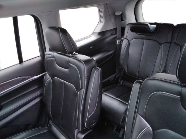 Used 2023 Jeep Grand Cherokee L Limited w/ Black Appearance Package AWD/4WD image 23