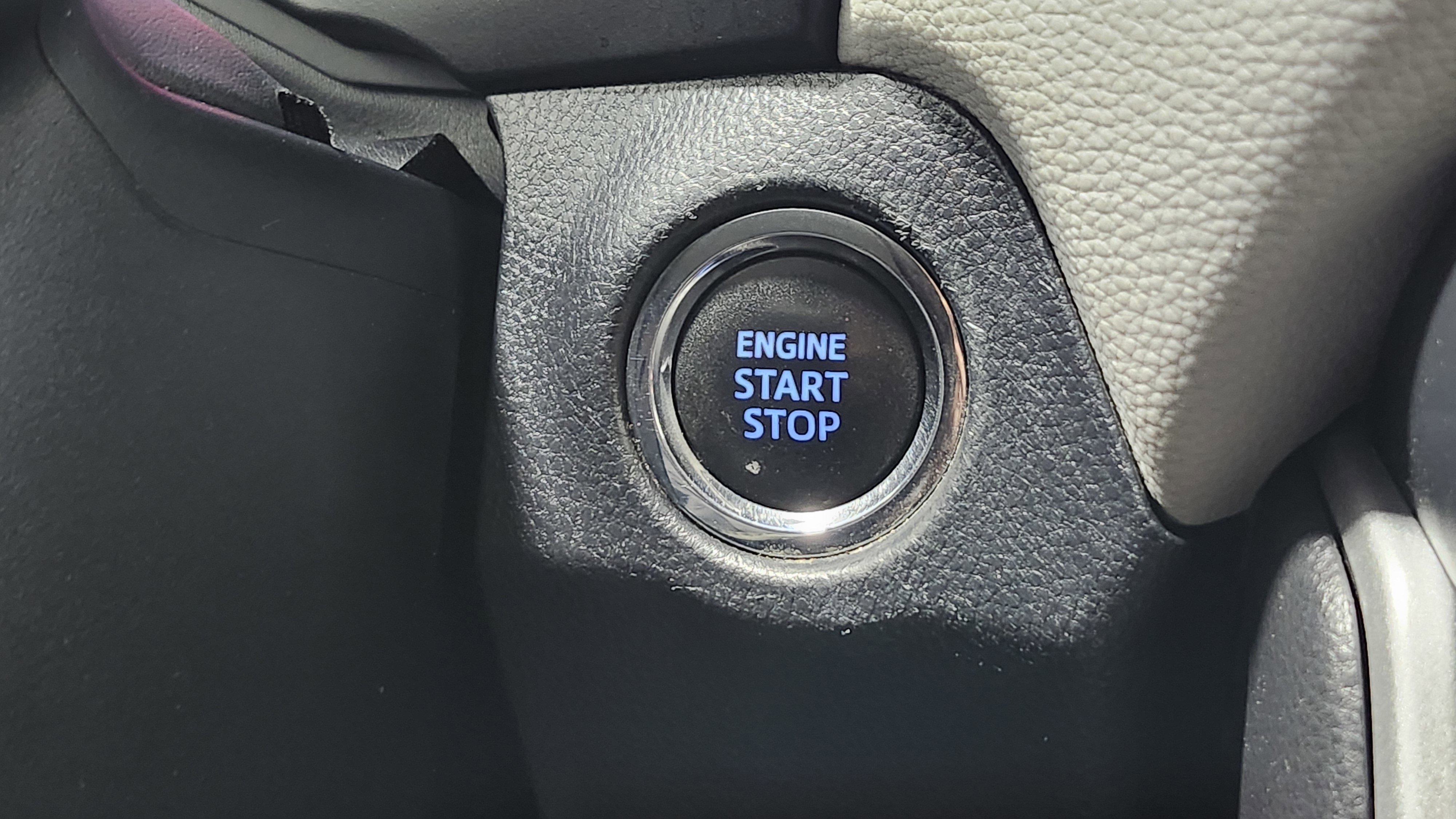 Used 2020 Toyota RAV4 XLE Premium image 29