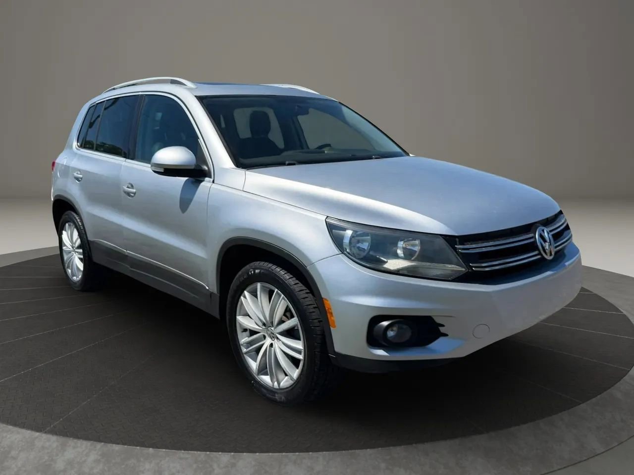 Used 2013 Volkswagen Tiguan SE FWD image 2