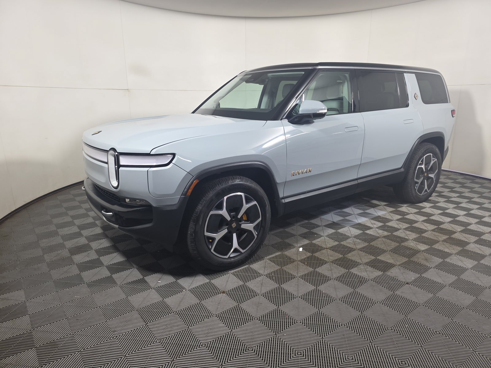 Used 2024 Rivian R1S Adventure Quad AWD/4WD image 35