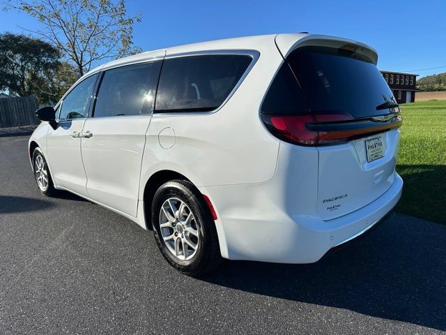 Used 2025 Chrysler Pacifica Select FWD image 3