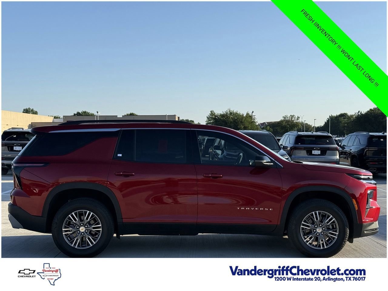 Certified 2025 Chevrolet Traverse LT FWD image 3