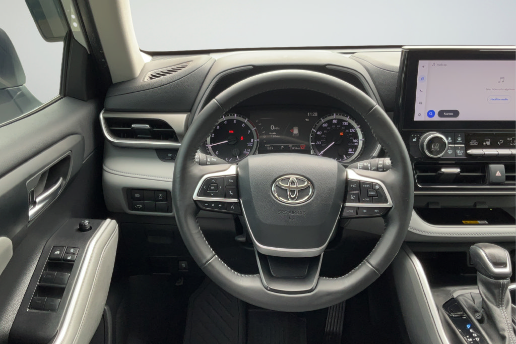 Used 2024 Toyota Highlander XLE FWD image 14