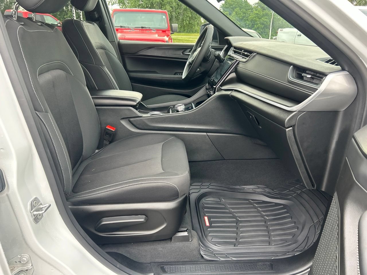 Used 2025 Jeep Grand Cherokee L Laredo RWD image 16