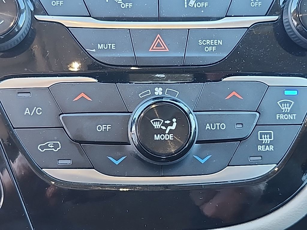 Used 2024 Chrysler Pacifica Touring-L image 8