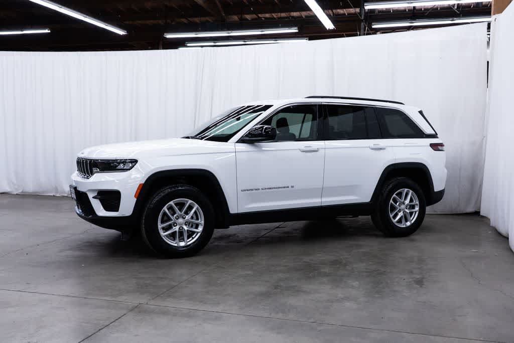Used 2025 Jeep Grand Cherokee Laredo X AWD/4WD image 3