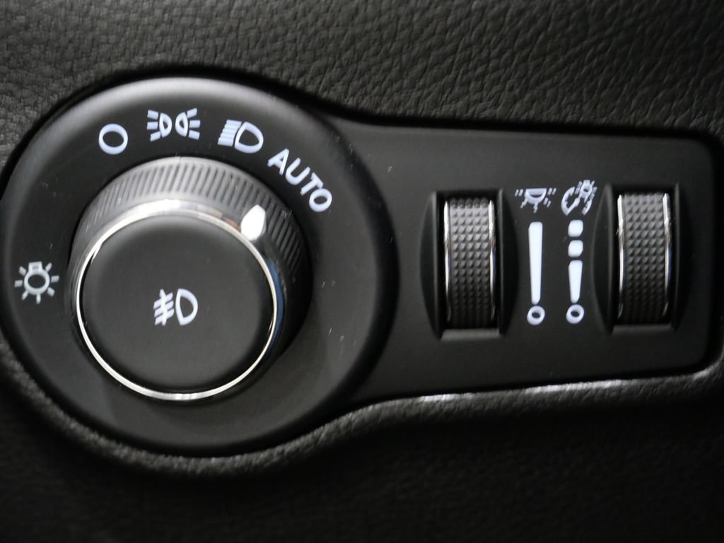 Used 2025 Jeep Compass Latitude w/ Sun & Sound Group AWD/4WD image 14