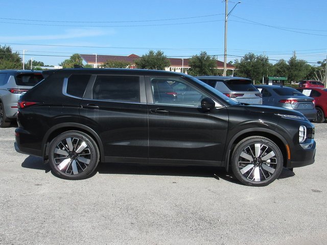 New 2025 Mitsubishi Outlander SE image 2