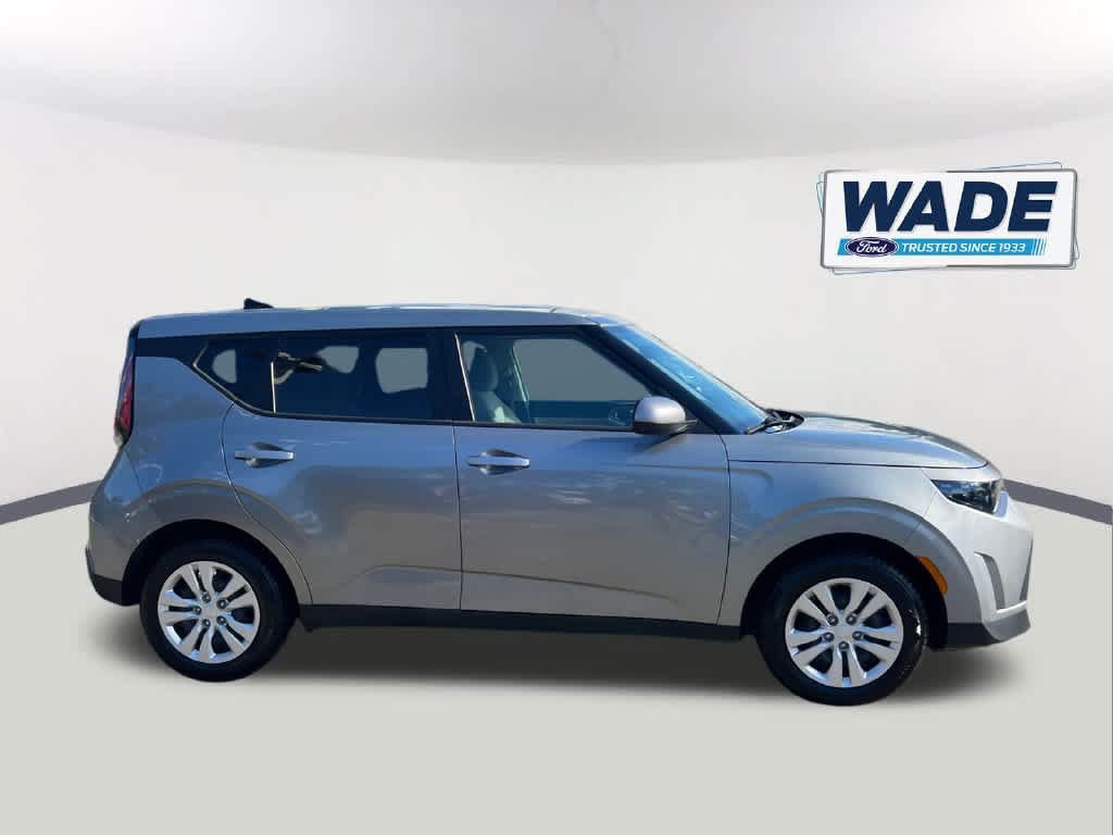 Used 2023 Kia Soul LX w/ LX Technology Package FWD image 4