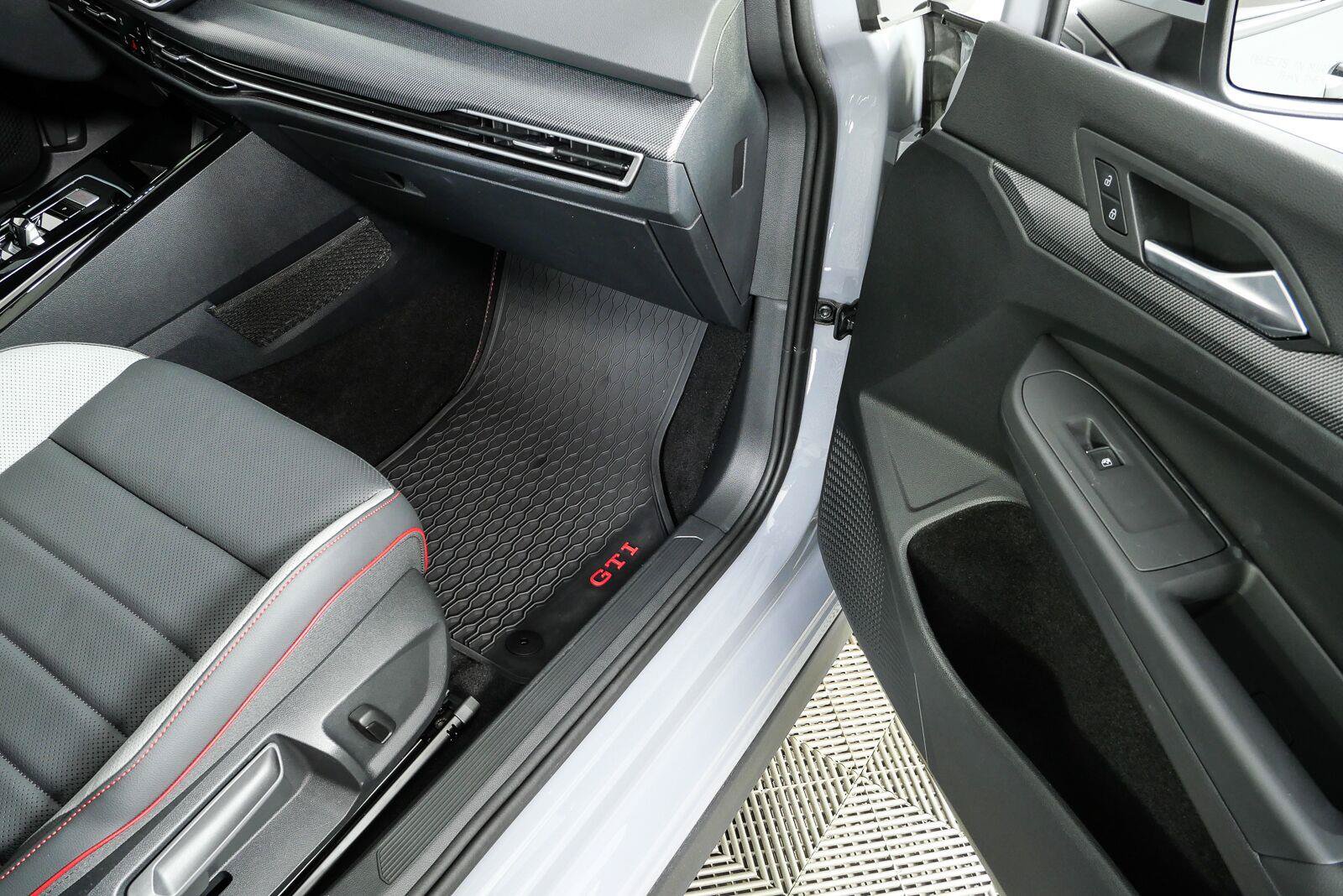 Used 2025 Volkswagen GTI SE FWD image 25