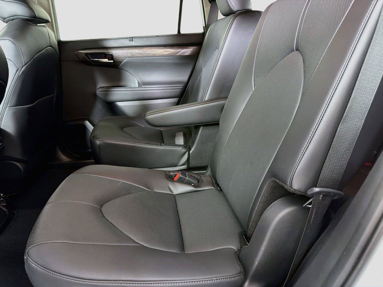 Used 2024 Toyota Highlander Limited FWD image 24