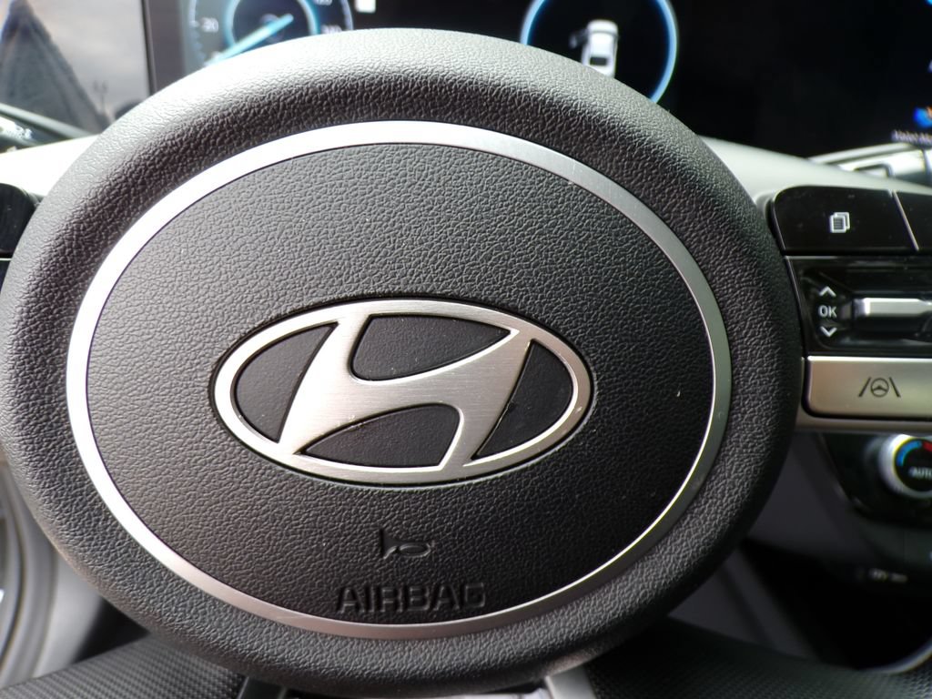 Certified 2025 Hyundai Elantra SEL FWD image 30