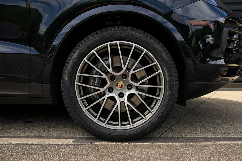 Certified 2023 Porsche Cayenne Platinum Edition AWD/4WD image 37
