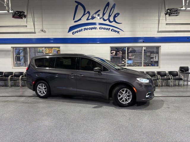 Used 2021 Chrysler Pacifica Touring-L image 1