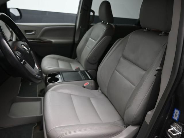 Used 2018 Toyota Sienna XLE FWD image 19