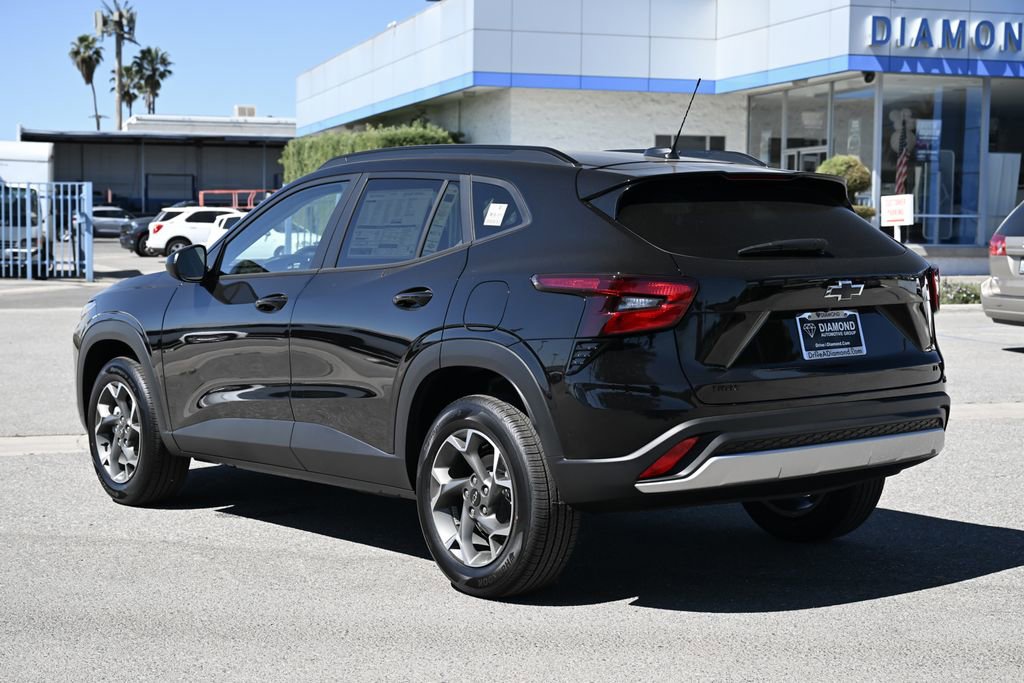 New 2026 Chevrolet Trax LT w/ LPO, Blackout Package FWD image 6