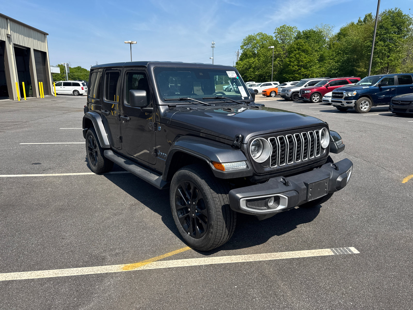Used 2025 Jeep Wrangler Unlimited Sahara AWD/4WD image 4