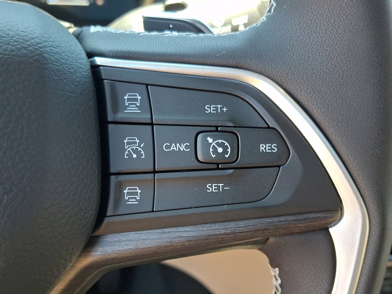 Used 2025 Jeep Grand Cherokee L Limited AWD/4WD image 25