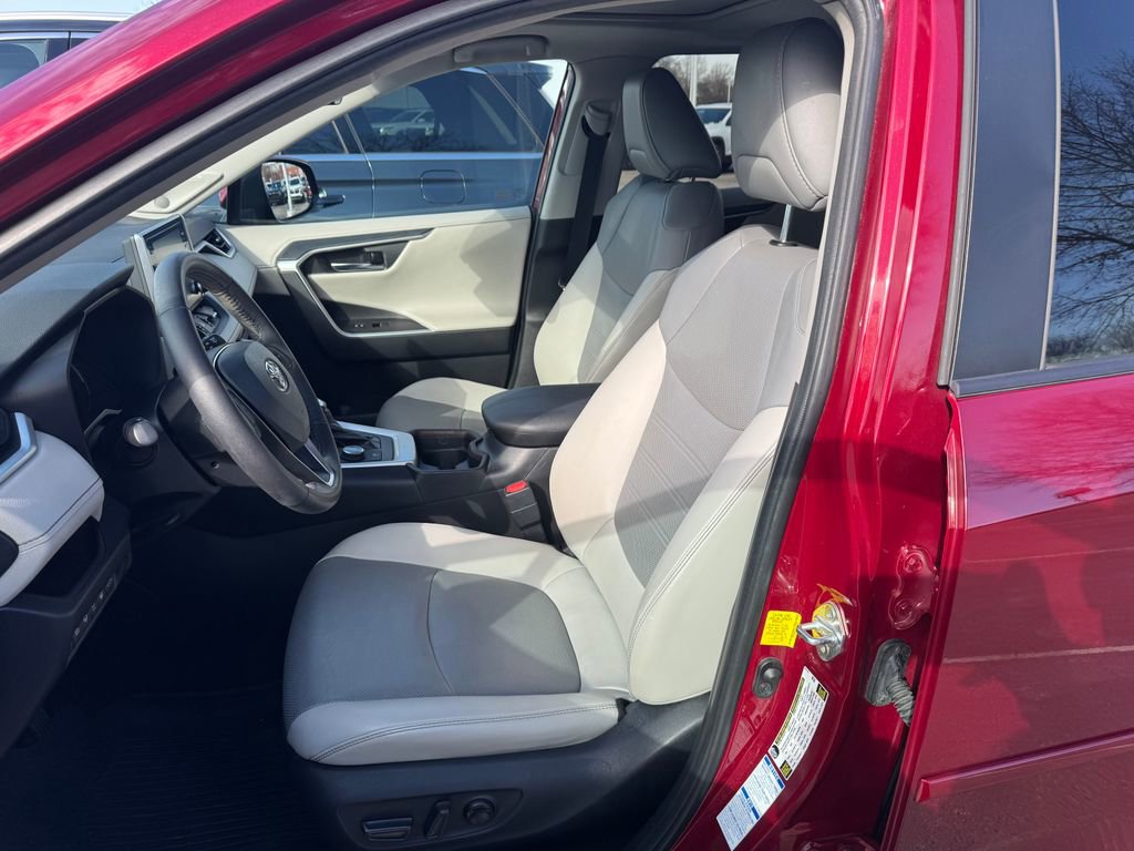 Used 2020 Toyota RAV4 Limited image 11