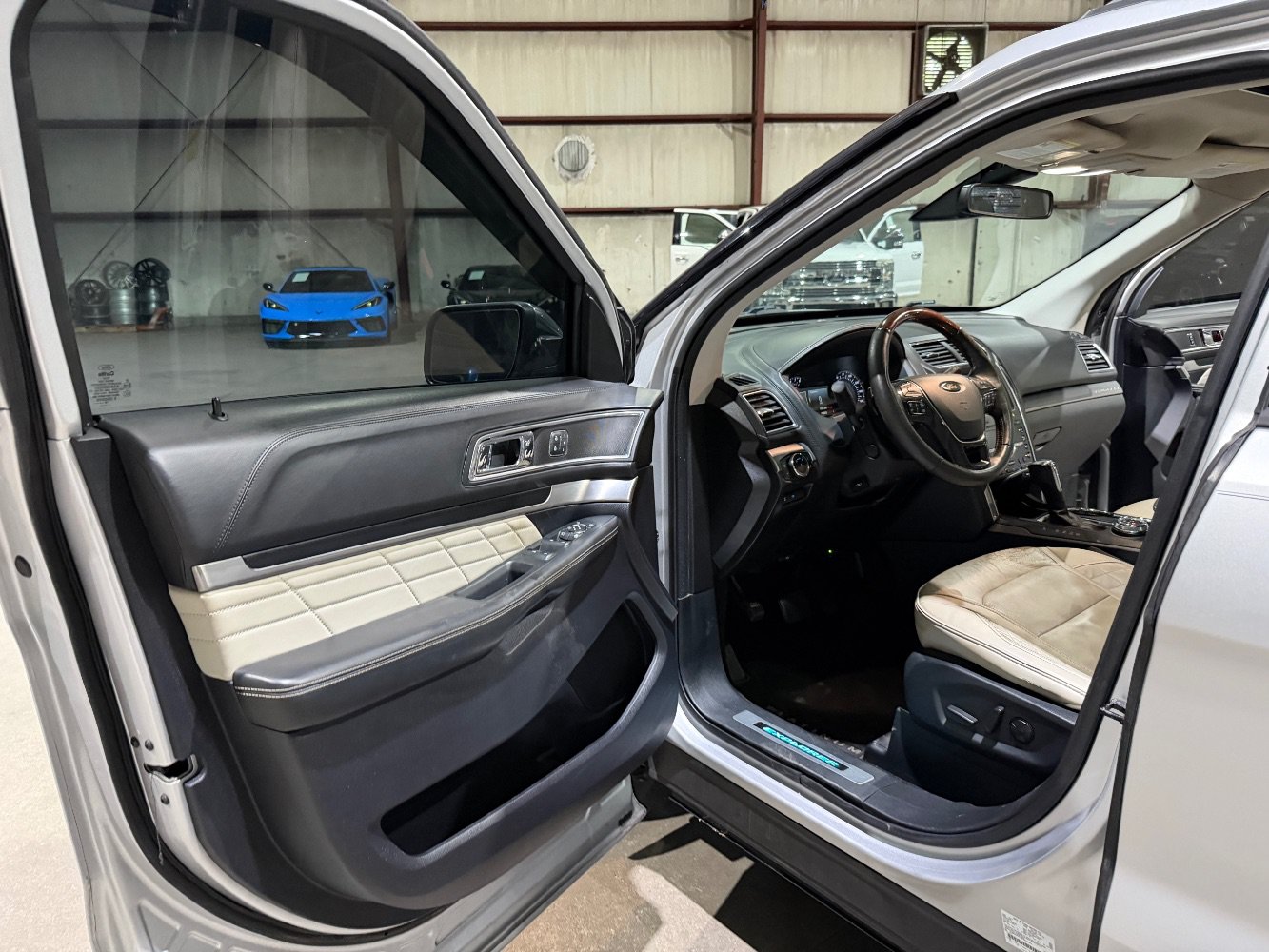 Used 2019 Ford Explorer Platinum AWD/4WD image 12