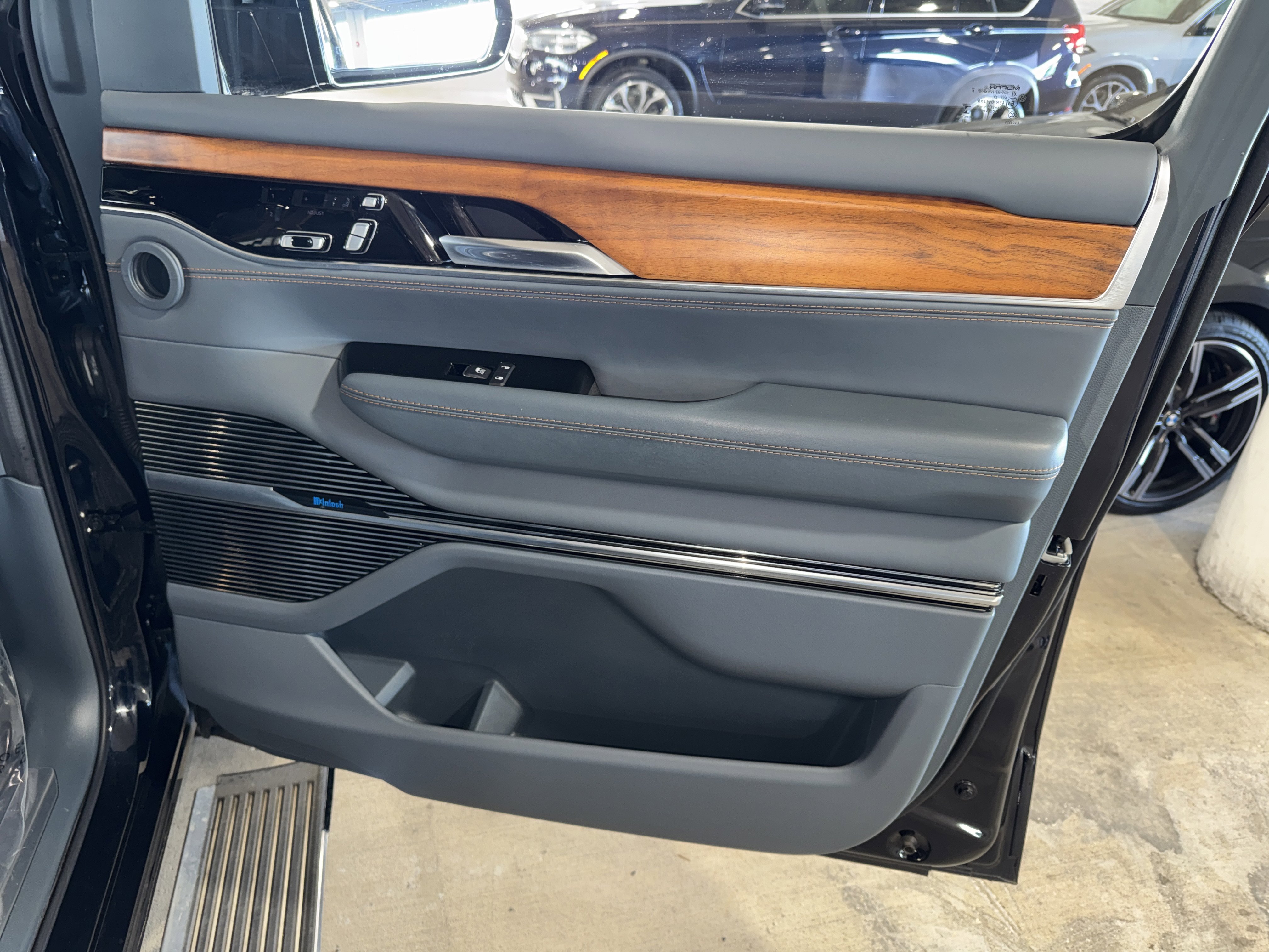 Used 2023 Jeep Grand Wagoneer Series III image 9