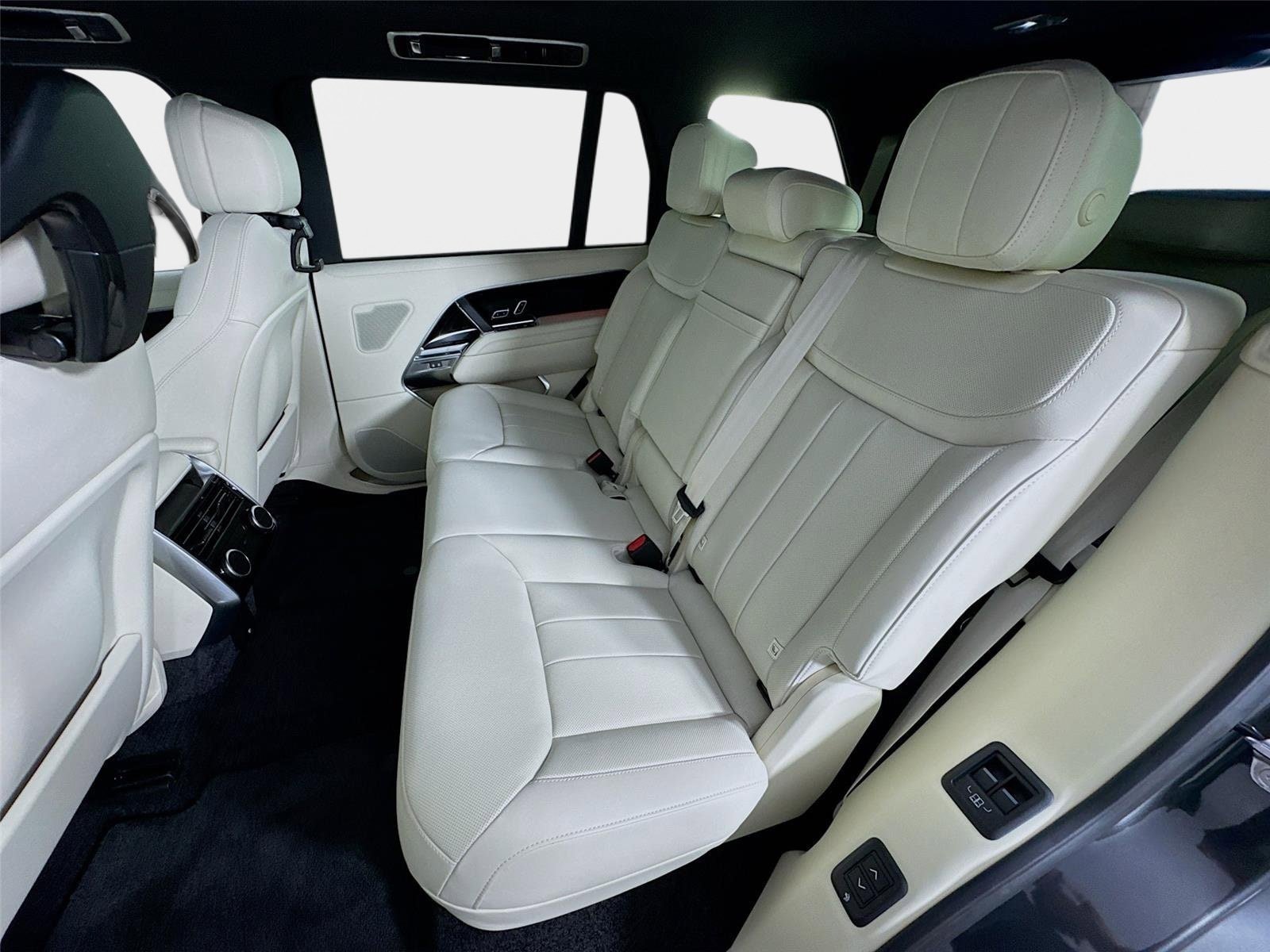 New 2026 Land Rover Range Rover Long Wheelbase SE AWD/4WD image 24
