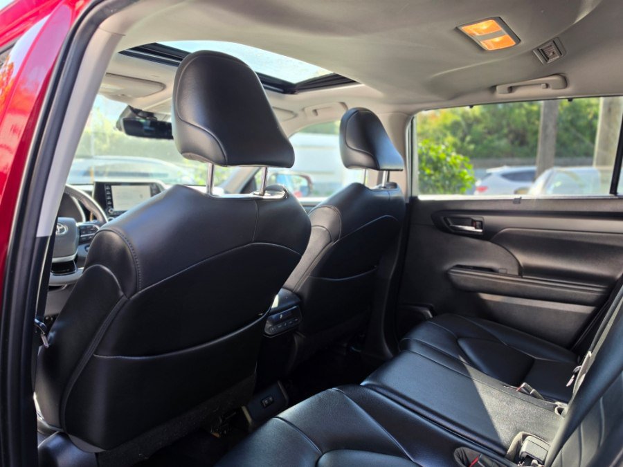 Used 2021 Toyota Highlander XLE AWD/4WD image 25